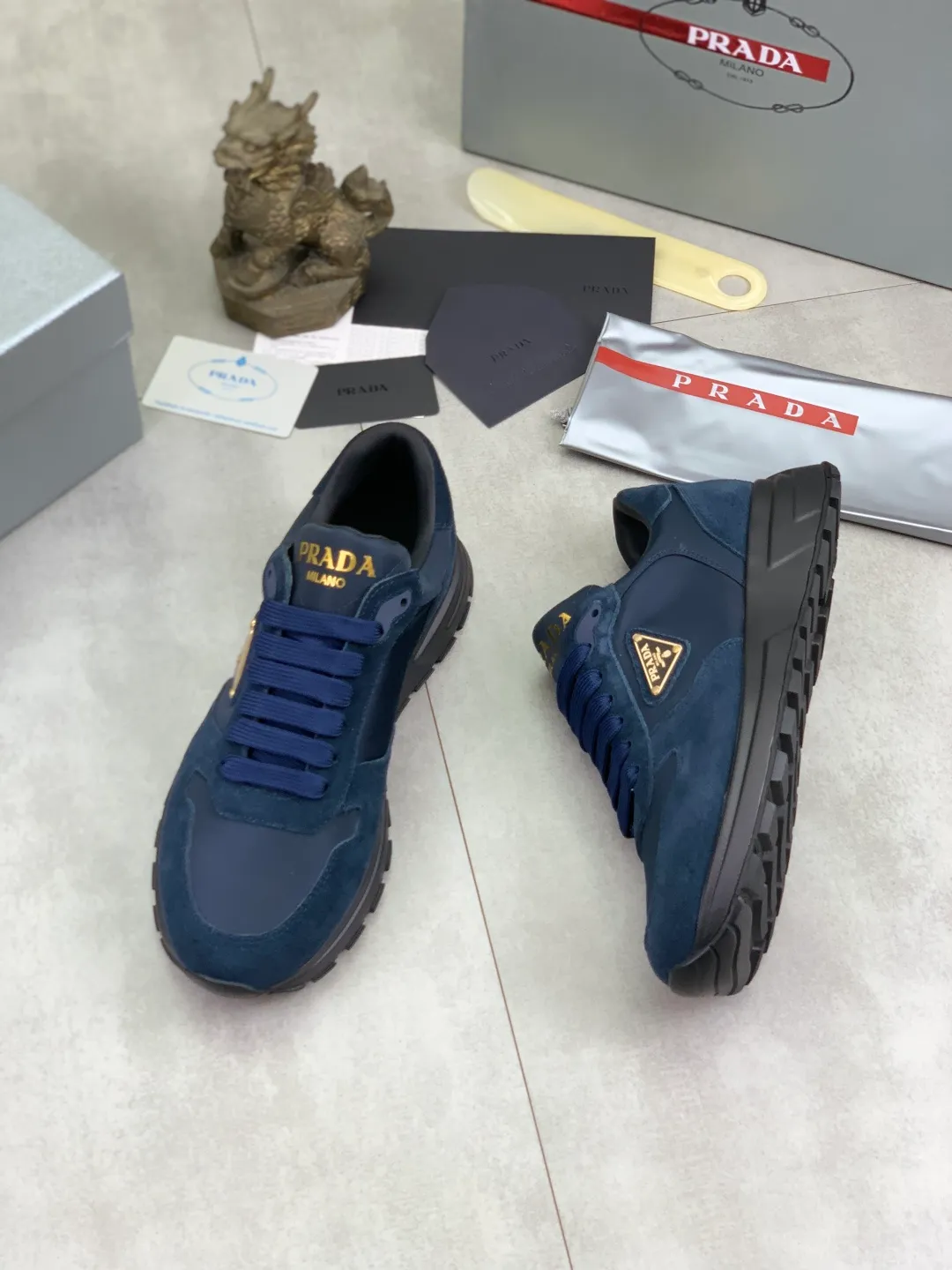 Men's shoes 💰P520 new (higher version) new PRADA (Prada) classic models are on the market at the same time, new men's shoes, 😘fabrics are selected from original imported calfskin. First layer of imported cowhide lining. The original version is awesome! 👍🏿Original open-molded non-slip PU outsole, with exquisite lines, simple and elegant, super comfortable and classy on foot, suitable for leisure travel. Code number: 38-45 (46 customized) 2️⃣ colors available